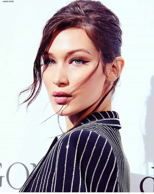 「欧美女模」----
贝拉·哈迪德Bella Hadid
和姐姐一样，拥有玲珑曲线的Bella Hadid也踏上了模特之路，一头黑发令她看起来颇有古典风情，目前已经正式签约IMG模特公司，与小KK同门；除了麻豆事业和学业，Bella还是一名美国国家马术运动员，三岁时开始训练，捧过不少奖杯。
生日：1996-10-06(天秤座)
发展地域：欧美