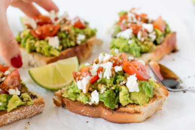 Avocado Toast with balsamic vinegar side sauce 牛油果多士，很简单，健康和好吃！！