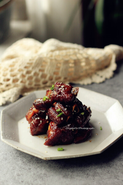 不管吃什么，一家人一起吃晚饭最开心：酸梅排骨，酱鸭，茄汁鲳鱼，香葱干丝，溜土豆丝，土豆是自种的，特别绵，排骨汤烩丝瓜，一杯浓郁红豆浆~