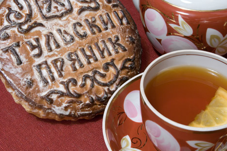 『俄罗斯美食 图拉姜饼 』（Tula Gingerbread）姜饼可以理所当然地称自己为俄罗斯人原创甜食之一。一种名为“蜂蜜面包”的甜点最早出现在古埃及，公元9世纪时传到俄罗斯。那时，传说中来自诺夫哥罗德的鲁里克和奥列格将分离出来的东斯拉夫族部落和芬兰乌戈尔族部落统一起建立起来？