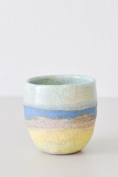 满眼红心状~~一组色彩斑斓的，小清新风格的日本陶艺水杯设计，来自@Shino Takeda的创作，价格不菲哦。