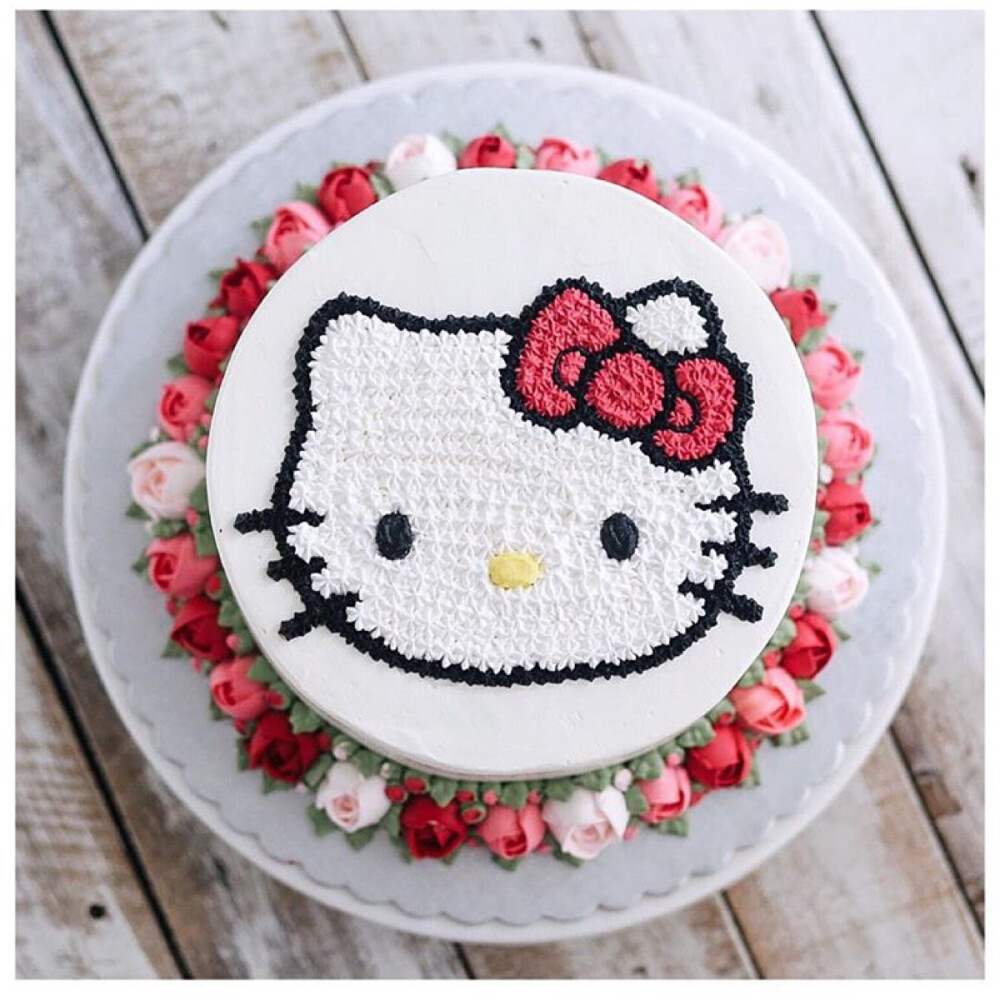 hello kitty 裱花蛋糕 via INS