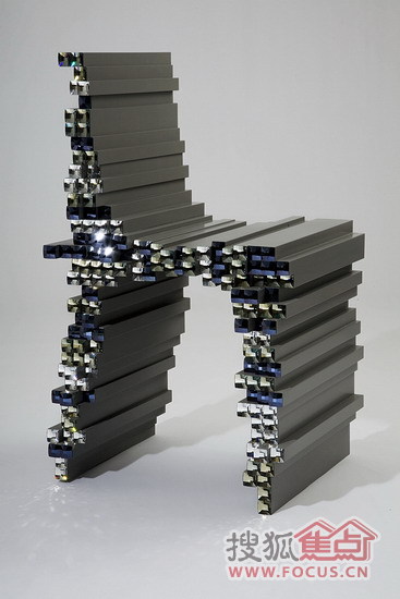 金属质感座椅。