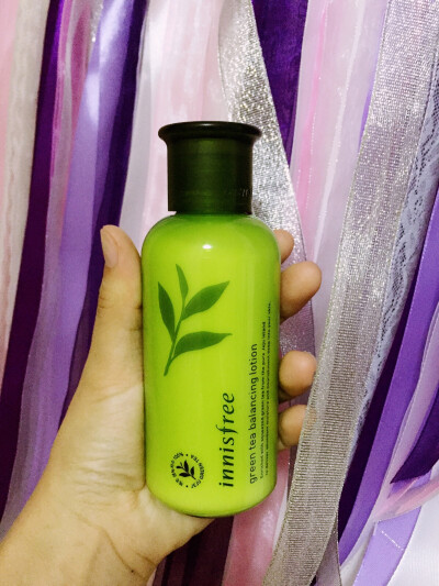 【innisfree绿茶精粹平衡护肤乳液】用了两三天，低价转，谁要私信我。从一个韩国明星粉丝协会会长那边代购来的，淡淡的清香，好多人推的一套，不过护肤品还是要看个人的肤质的吧，就不太适合我，不会回购，上脸感觉…