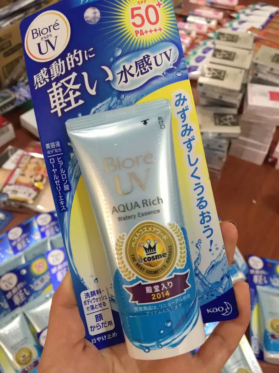 【Biroe碧柔水感保湿防晒霜】SPF50 PA++++全新Biore含水防晒保湿系列，创新的新型态水感防晒，清爽无油品质佳，COSME✌排名NO.1防晒霜，以寒天胶体锁住防晒成分，强化紫外线防御力，涂抹时释放大量水分子，让清爽感大幅提升。更添加玻尿酸保湿成分与综合柑橘萃取，加强保湿效果。✨～日本版区别于国内版哦～