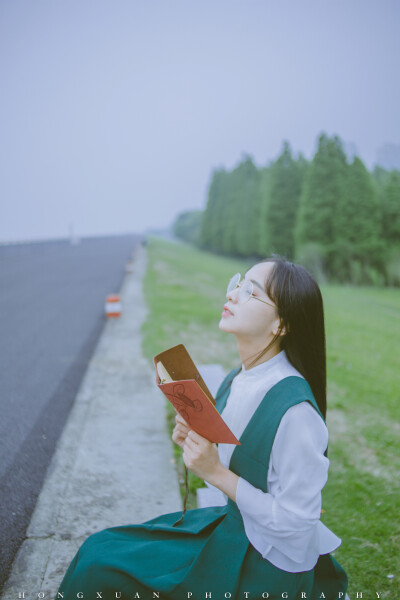 起风了
摄影：洪小漩
出镜：Elaine
认识Elaine很久了，直到一次比赛采访，才算见到她。
姑娘站在那，单薄纤细修长。
那天我们约在了下沙的江边，我为她摘了一束小花，她把花捧在胸口，人比花娇。
起风了，吹起…