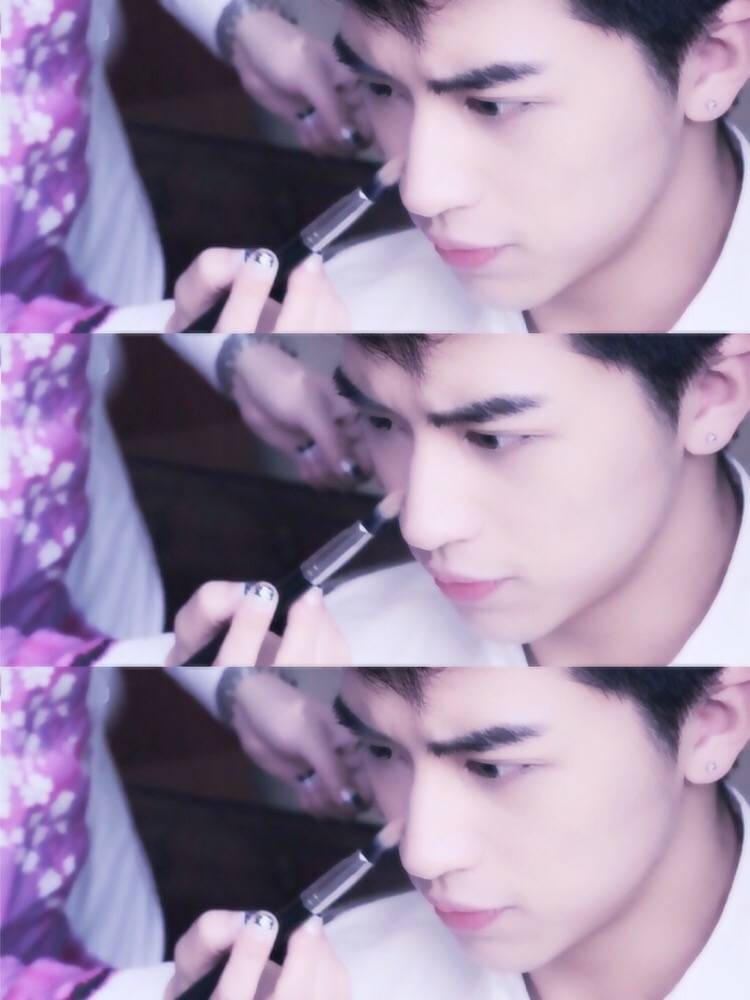 化妆中的洲洲 ~_~
cr. @Tender甜乐