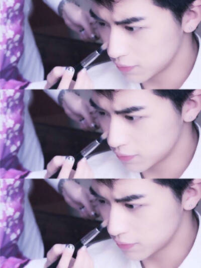 化妆中的洲洲 ~_~
cr. @Tender甜乐