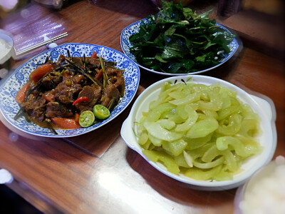 工作台上的一餐，香茅炒排骨，先生说你煮的好像冬阴功，我说冬阴功的材料太复杂了，我懒得配，这个也不错他说像去了越南菜馆。