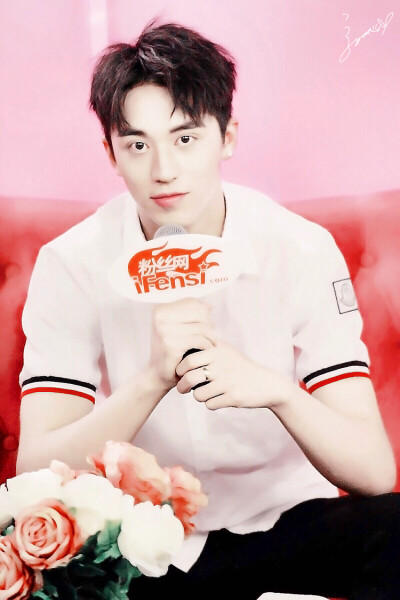 来一打草莓甜洲吧(*¯︶¯*)
cr. @鲸鱼粥粥册