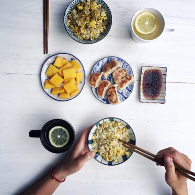 早呐今天是中式早餐哟～雪菜蛋炒饭/煎饺/mango和柠檬水！