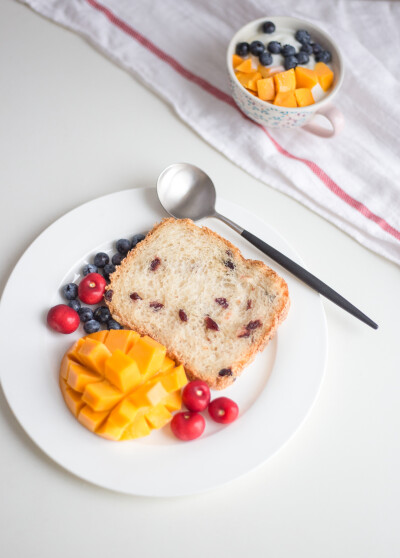 早餐：偷懒的早晨吃了点现成的，昨晚面包机自动完成的蔓越莓吐司，自制酸奶，搭配水果