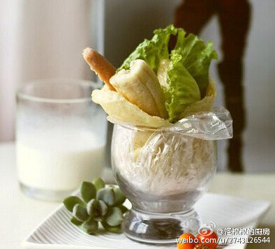 【营养早餐卷饼】1.将面饼材料搅打成无颗粒的糊状，倒入不粘锅2.单面烙熟，翻面并刷上你喜欢的酱料3.将生菜、香蕉、玉米肠依次摆放在面饼上卷起来即可。