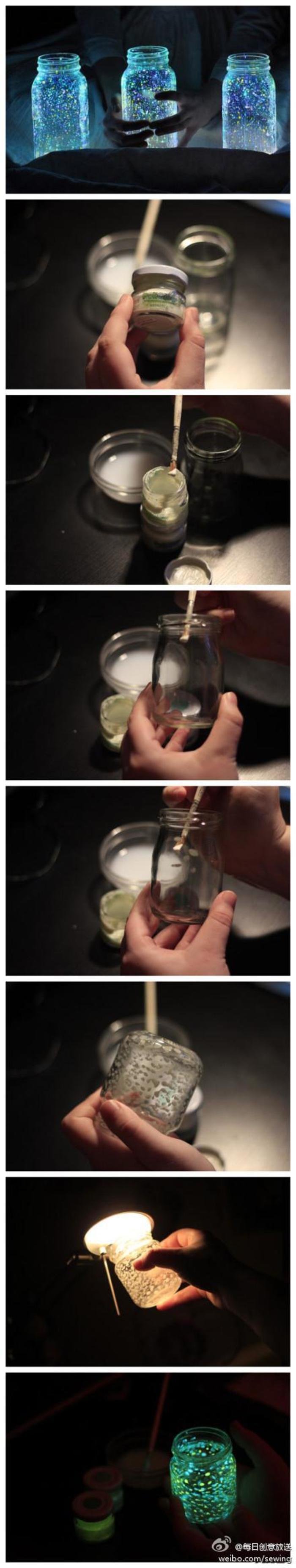 DIY星空玻璃瓶，将你的瓶子洗干净，用刷子蘸取一些发光颜料，涂抹在杯子内侧，点上越多的点点，就可以“收集”到越多的星星了~~
