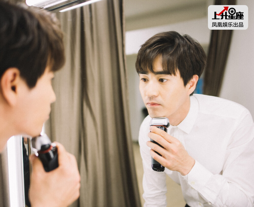 小爷名叫杨玏（读lè），土生土长的北京人，也许因为名字中有一个不常用的字，而不容易被人叫起来记住，87年出生的他，是著名演员杨立新的儿子。5月初，凤凰娱乐跟着杨玏来到北京喜剧院，走进这位星二代的日常生活中。