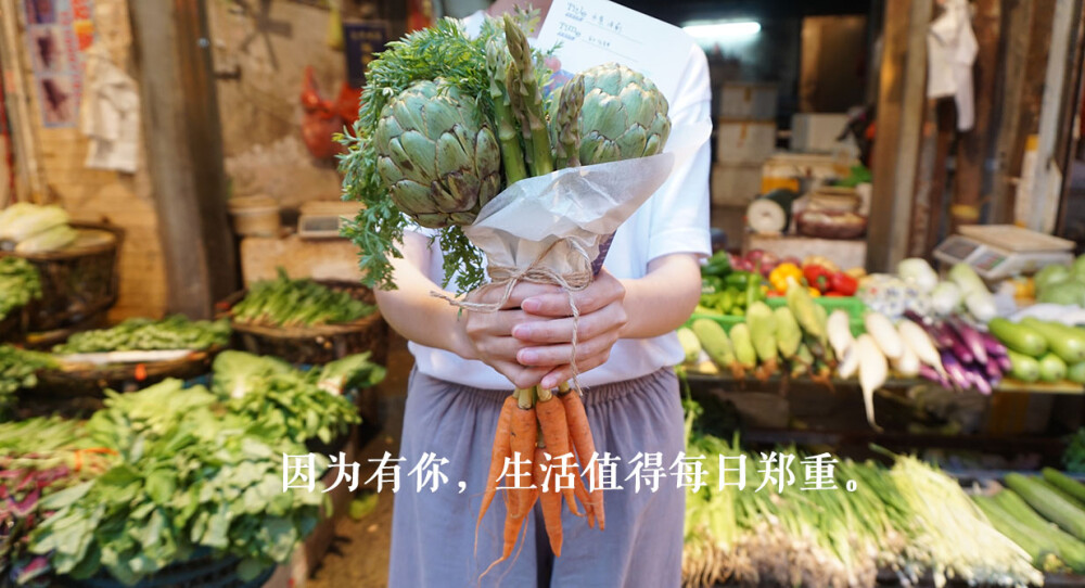 捧着一束“菜花”在厦门八市给食谱卡拍摄的概念宣传图