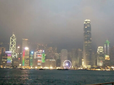 香港图2 夜晚的海岸，建筑的弧线。