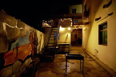 去呼呼，找有意思的房间-深圳市大鹏所城致青春主题民宿2015 豪华双床房2X1.5米--后面的院子很大可以烧烤、喝茶