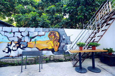 去呼呼，找有意思的房间-深圳市大鹏所城致青春主题民宿2015 豪华双床房2X1.5米--后面的院子很大可以烧烤、喝茶