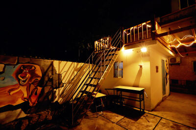 去呼呼，找有意思的房间-深圳市大鹏所城致青春主题民宿2015 豪华双床房2X1.5米--后面的院子很大可以烧烤、喝茶