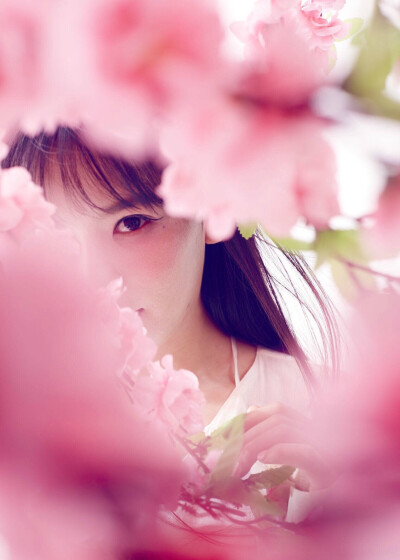 挡脸拍照法：可以用花朵绿叶之类的比较美的东西挡