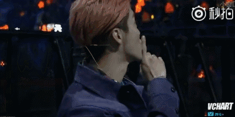 鹿晗 鹿哥 luhan 鹿式宠溺！！ “不好意思~~ 大家，多多包涵我这群不懂事的女朋友们~~”受不鸟鹿哥这样宠溺的笑容，狗芦苇真的是要被宠上天了~~~呜呜~~被圈的死死的，哪里还逃得掉啊~~