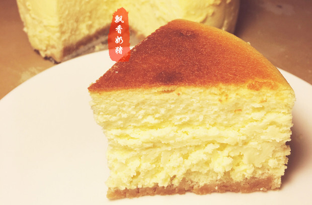 纽约芝士蛋糕（New York Cheesecake），顾名思义，就是源自美国纽约的一款芝士蛋糕。它的味道十分香浓，吃来轻盈爽滑，犹如丝绒般温柔细致的口感（有些人说似冰激凌口感），让人越吃越喜欢吃，绝对不会有某些芝士蛋...