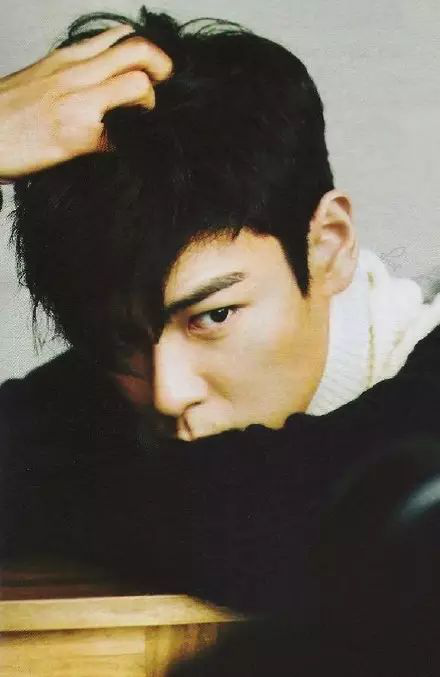 以前没有朋友，会和玩具说话。