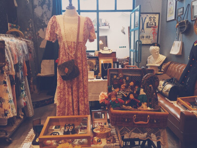 2016.05.19 苏州·观前青东vintage 一家古着商店 因为这家店发现了钮家巷这个有意思的地方 店里是老板娘全世界淘来的好东西 她很喜欢我的调色 开心 对面是花间小酿 