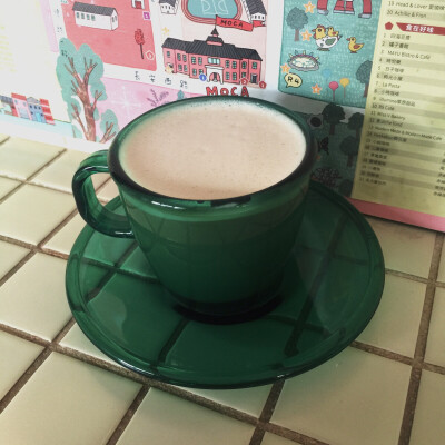#公雞咖啡#鮮奶茶/奶茶味道偏淡不過深綠色半透明的杯子真的很漂亮