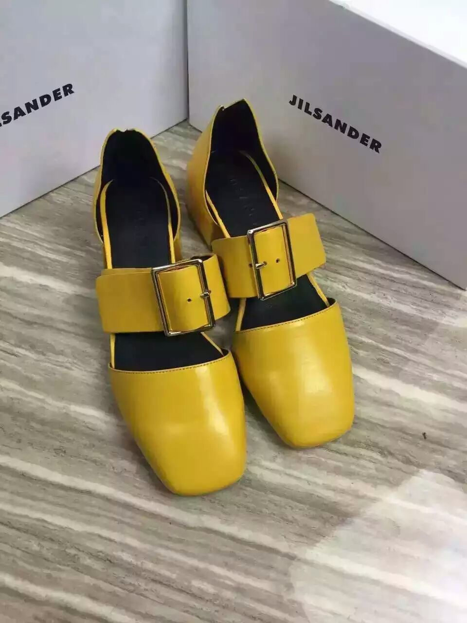 顶级品质出货
吉尔·桑达 (JIL SANDER) 由于节俭的美学和简洁的线条而闻名，极简主义一向不愁其追随者。2016走秀款凉鞋，经过一个月重复的打版试脚，终于出货了，鞋面采用意大利胎牛皮，内里采用羊皮，35-40码 ，标准码