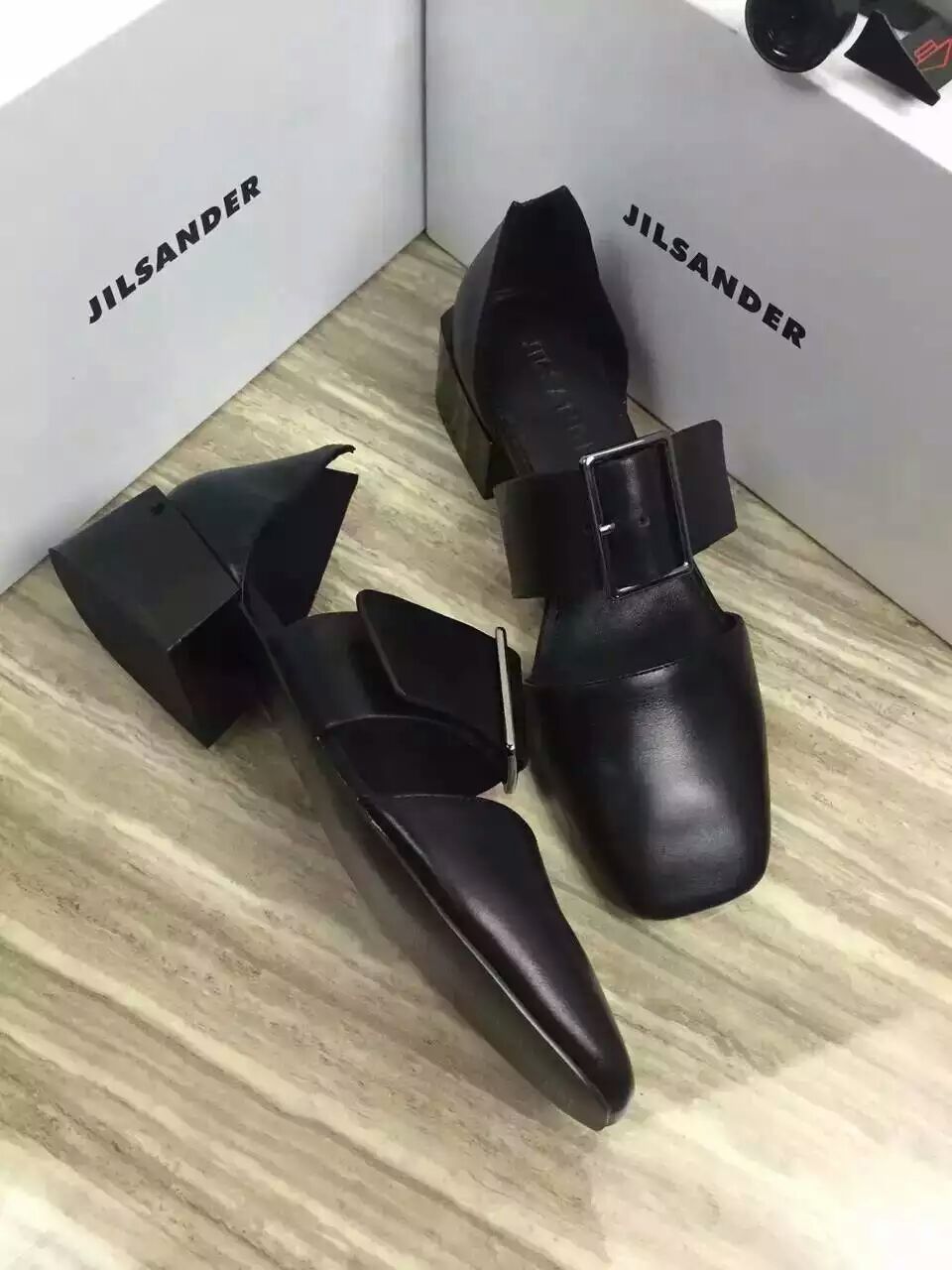 顶级品质出货
吉尔·桑达 (JIL SANDER) 由于节俭的美学和简洁的线条而闻名，极简主义一向不愁其追随者。2016走秀款凉鞋，经过一个月重复的打版试脚，终于出货了，鞋面采用意大利胎牛皮，内里采用羊皮，35-40码 ，标准码