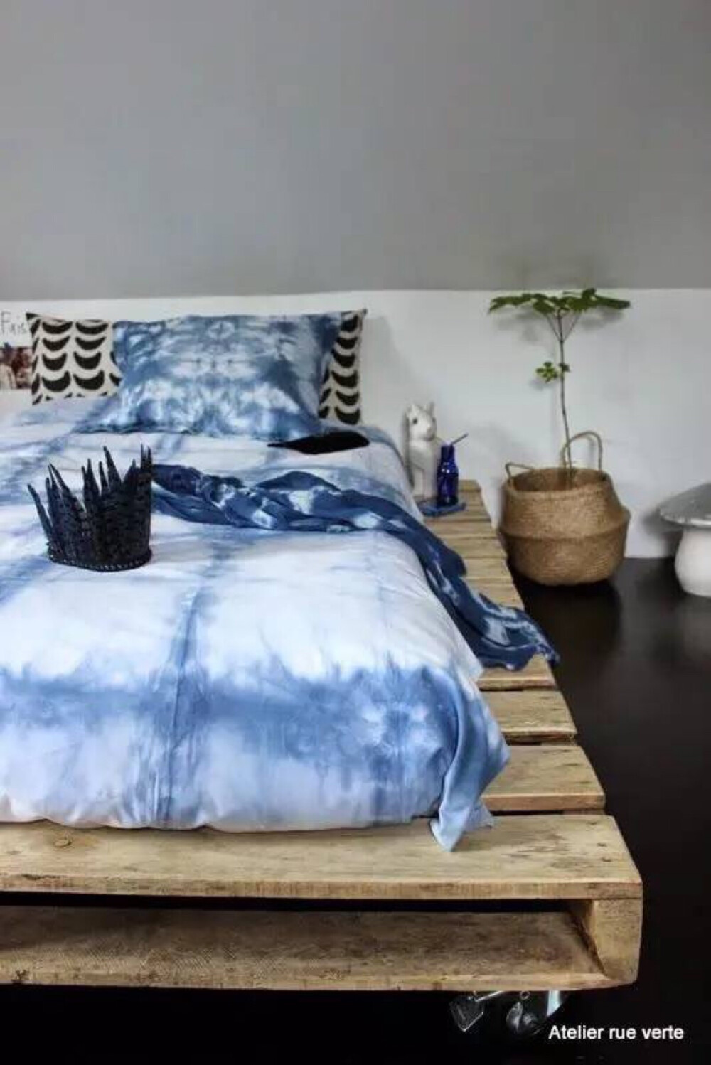 获得身心平衡的一种方式是走进森林
身心耳目与花草风雨肌肤相亲
忙碌的生活并不能随时成全一次说走就走的旅行
如果你的卧室就是一片大自然
这样的卧室能让你同样拥有令人愉悦的能量