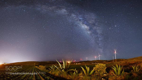 #天文酷图# 风电场和银河，由CristobalGarciaferroRubio拍摄