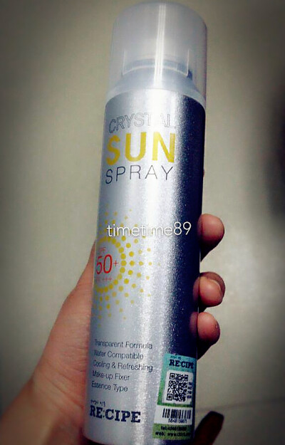 防晒水晶喷雾（防晒系数：SPF50+，PA+++）出行必带啊！可以随时补喷，跟涂抹式的比起来确实清爽太多了，~一点都不油腻~味道也挺好闻，日常用防晒效果绝对是够了~超爱！٩(●˙ε˙●)۶