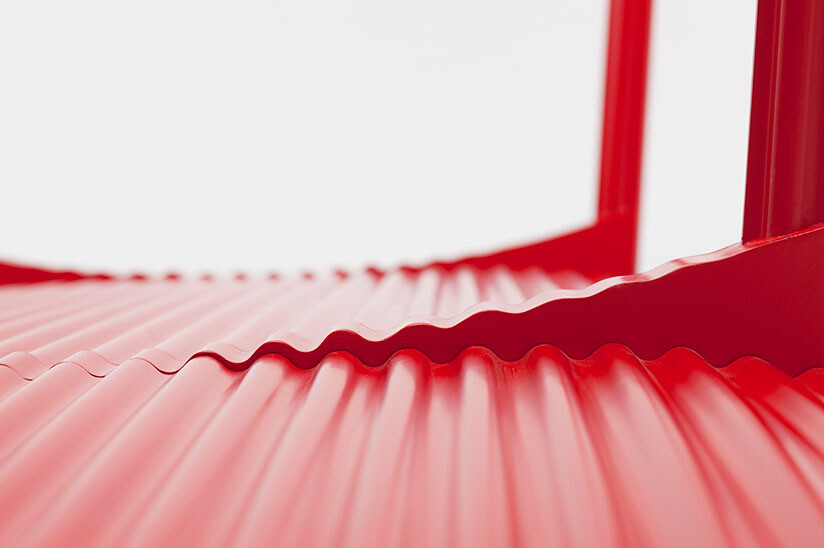 【Ripple 涟漪桌】英国伦敦的 Layer Design 工作室非常注意可持续发展，他们收集人们当下的生活理念和方式，然后以此来提出未来的应对方案。这款 Ripple 涟漪桌采用了创新的，可持续的超轻材质。