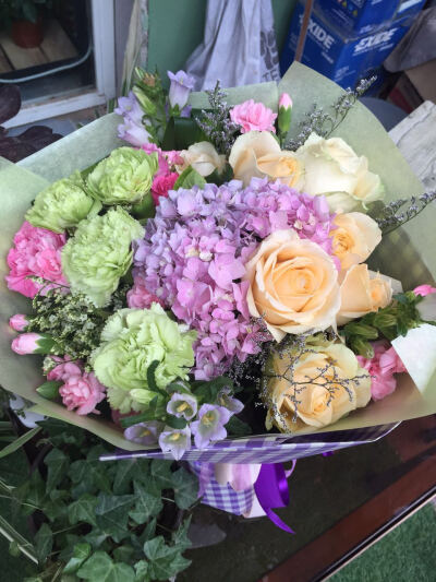 紫色绣球，香槟玫瑰，配绿色，粉色康乃馨花束