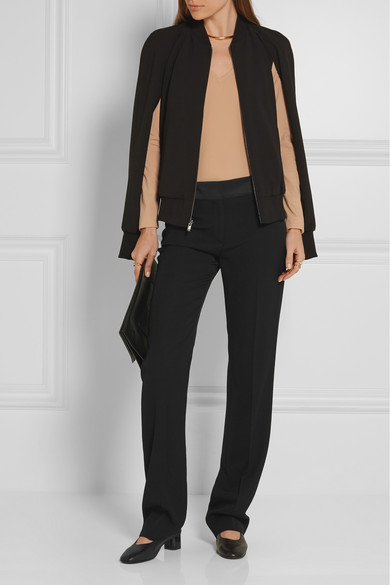 Maison Margiela
这条百搭的黑色长裤是打造时髦职场造型不可或缺的中流砥柱。它选用柔滑的绉纱精心制成，利落的压痕凸显出直筒轮廓。不妨搭配束腰上衣或连体紧身衣，凸显时髦的水洗真丝腰带。