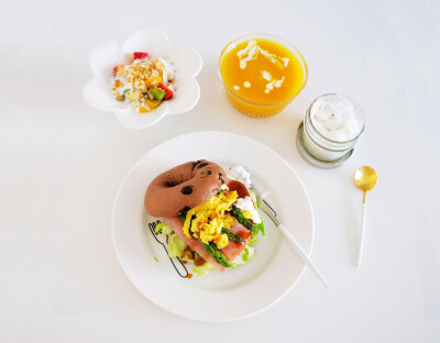 贝果三明治+南瓜汤+酸奶水果麦片