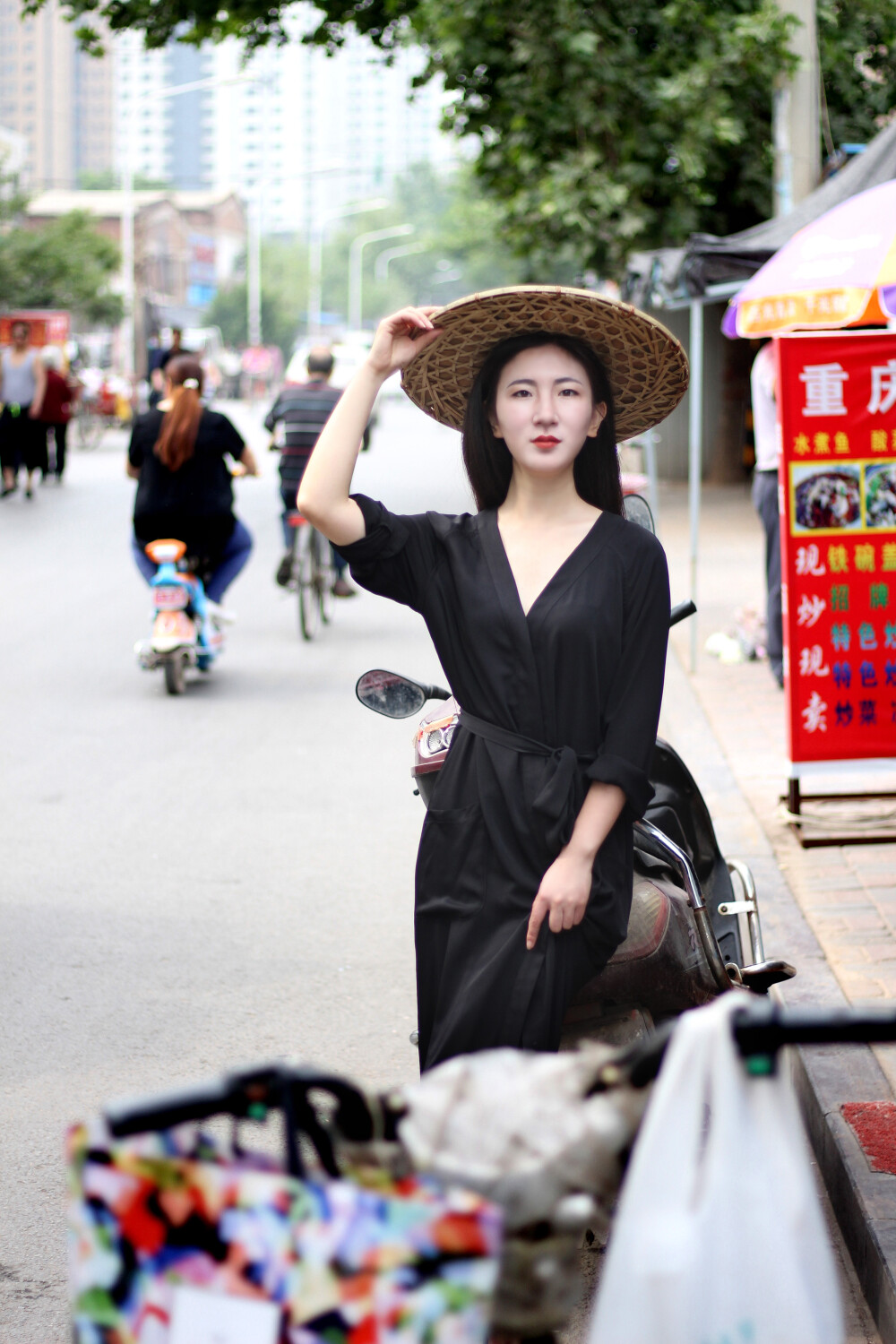 把远方的诗过到苟且生活里，你就是你自己剧里的女一，任谁都无法取代。
