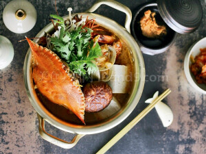 泡菜海鲜锅 梭子蟹1只约400克（切半） · 大虾4只约400克 · 白蛤300克 · 豆腐200克（切块） · 花菇100克 · 金针菇100克 · 蒿子秆100克 · 蒜片10克 · 韩国泡菜300克（切碎） 青蛤800克 · 纯净水1200克 · 葱段10克· 姜片10克 韩国豆酱100克 · 韩国辣酱50克 · 色拉油适量 1．先将青蛤汁的材料放入锅中，煮开后立刻关火，过滤出青蛤汁，备用。2．另起锅，放入韩国泡菜碎与.