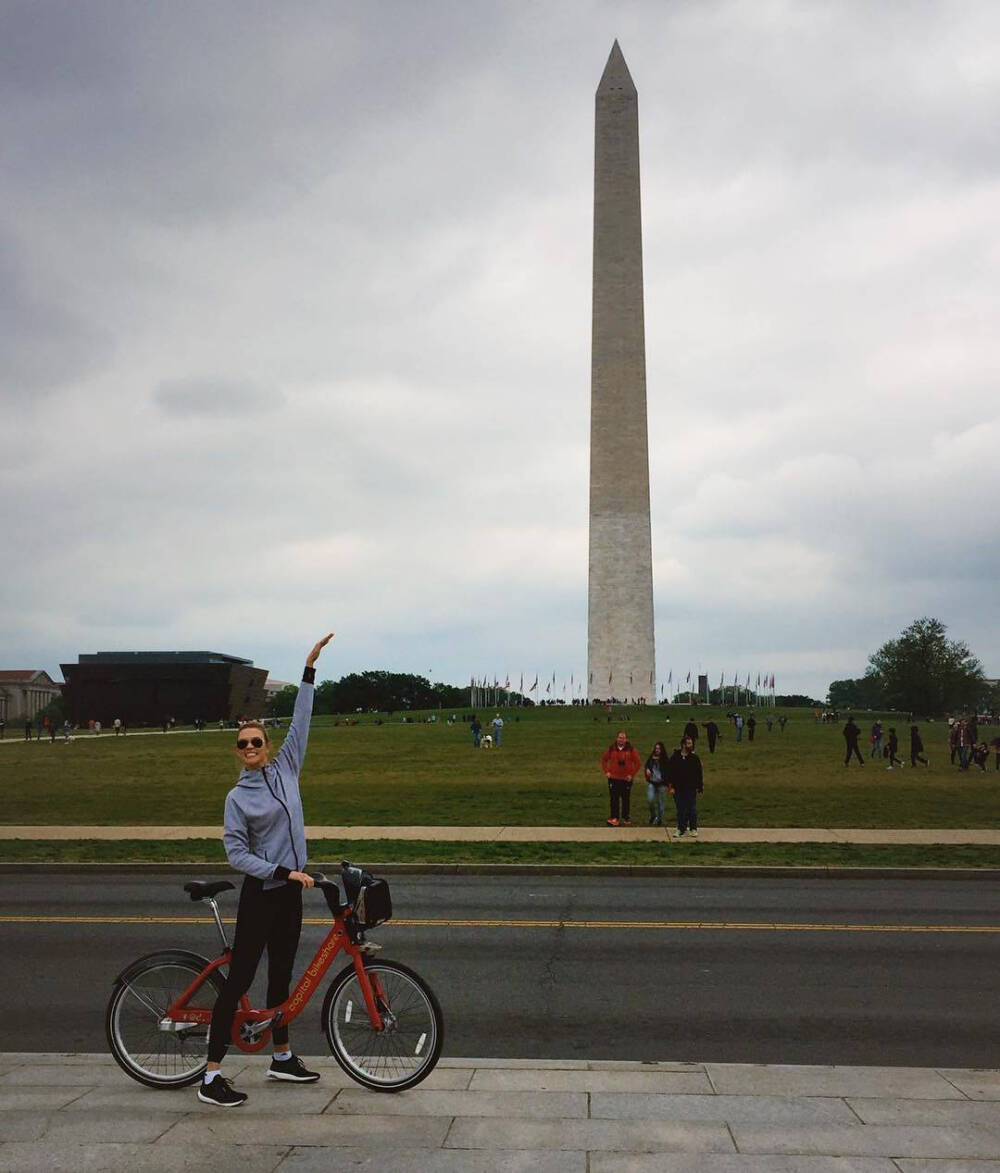 中文名： 卡莉·克劳斯(运动时的小kk)
外文名： Karlie Kloss
别名： 小KK
国籍： 美国
出生日期： 1992.8.3
职业： 模特，设计师
经纪公司： IMG
身高： 1.85m
发色：亮棕色
眼睛颜色：深褐色
出生地：St. Louis， Missouri，USA
三围：(US) 32-23-34