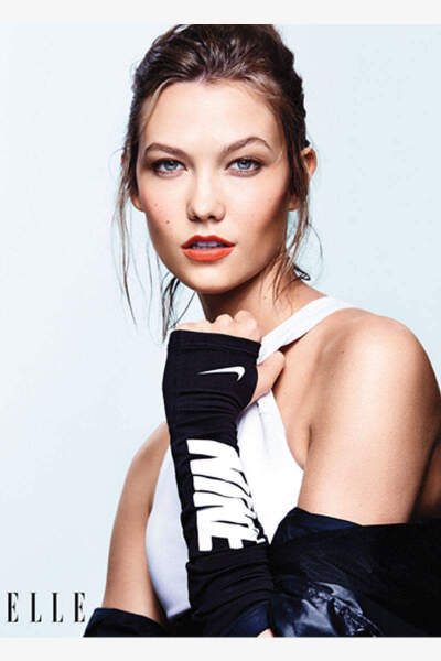 中文名： 卡莉·克劳斯(运动k)
外文名： Karlie Kloss
别名： 小KK
国籍： 美国
出生日期： 1992.8.3
职业： 模特，设计师
经纪公司： IMG
身高： 1.85m
发色：亮棕色
眼睛颜色：深褐色
出生地：St. Louis， Missouri…