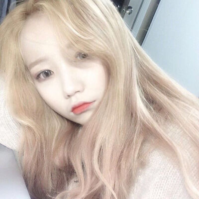 这种极浅亚麻色，尾端又稍有一些粉色，毫无违和感，特别衬白皮肤，适合各种肤色，染发新颜色