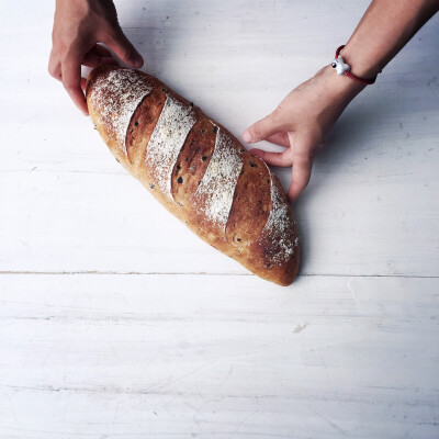 morning～今天早餐推荐的是『橄榄番茄迷迭香乡村包』我觉得好吃的面包 那一定是真的好吃 我会用心的推荐每一款好次的面包给合适的人～这款乡村包是微咸口 很浓的橄榄香草味儿 不腻 会想要一次多吃几片 烤不烤脆都挺…