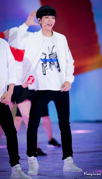 王俊凯 是仙子啊=￣ω￣=！ 图片cr 