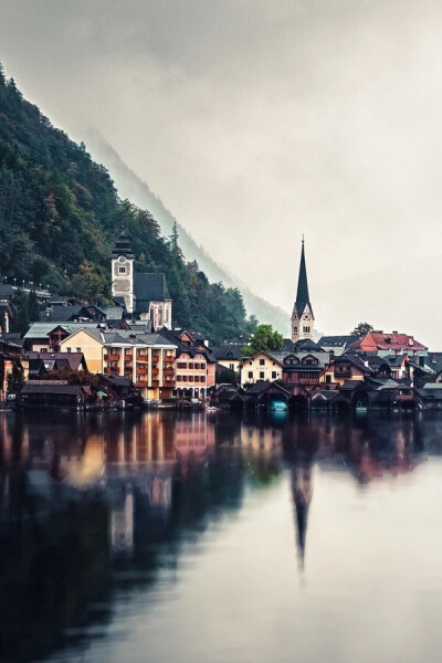 Hallstatt,Austria。哈尔施塔特镇是奥地利上奥地利州萨尔茨卡默古特地区的一个村庄， 位于哈尔施塔特湖湖畔。历史上这一地区就因盐而致富。因此这里又被称作“世界最古老的盐都”。 哈尔施塔镇也被称为世界上最美的…