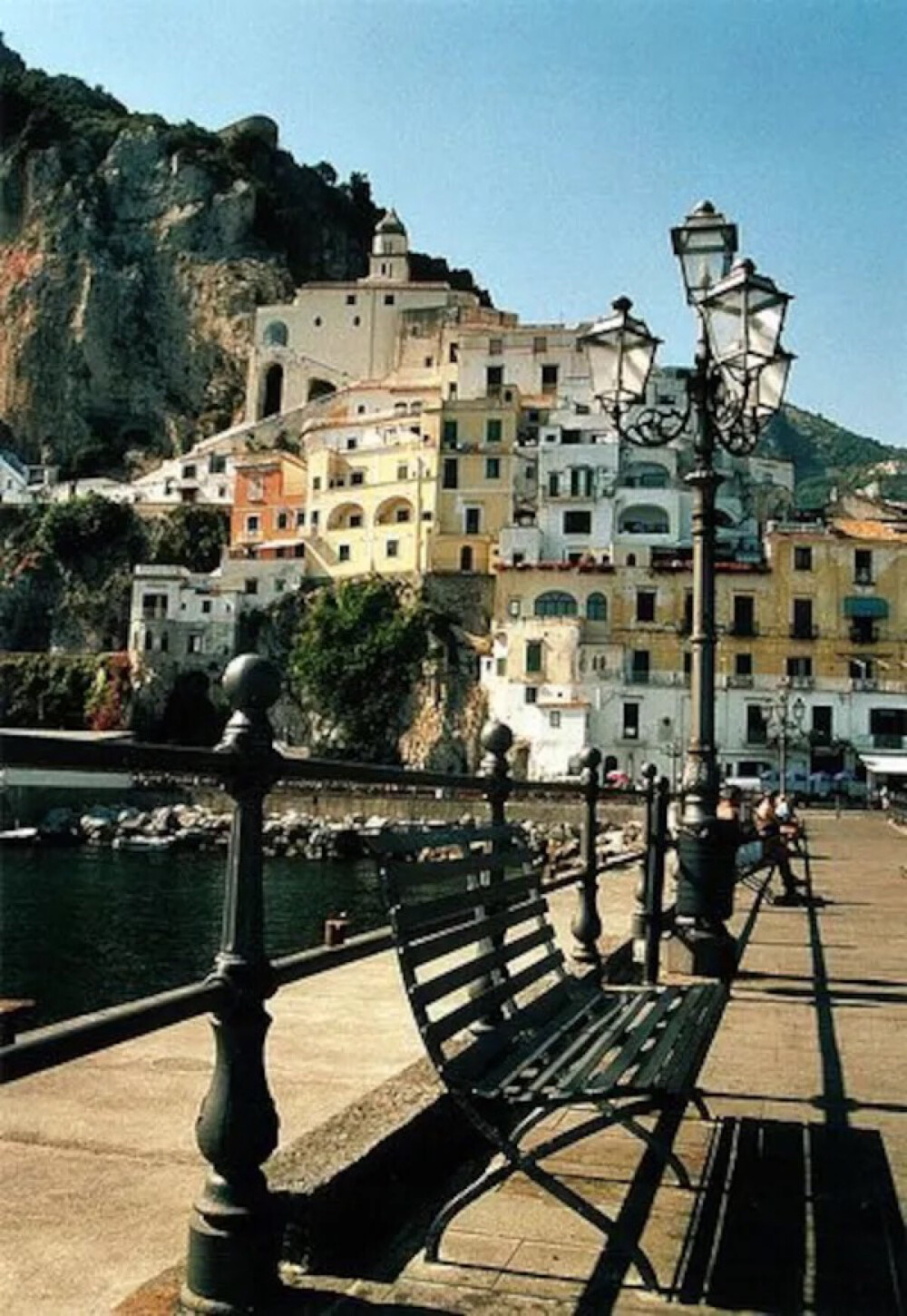 Symi（Syme/Simi）island, Sporades, Greece(by Dimitris Tilis)。锡米岛位于希腊爱琴海中的南斯波拉泽斯群岛的南部，罗德岛的北部，靠近土耳其西南部海岸。锡米岛拥有希腊最美丽的海港。在峡湾两边的峭壁上排列着许多色彩柔和的房屋，或白色、或黄色，还有精巧的阳台和漂亮的红屋顶。许多房子的窗户和门上也带有明显的新古典主义特色，内部装饰以木雕——当地人祖辈相传的手工艺——为主。所以，许多游客到锡米岛来就是为了参观这里色彩斑斓的港口居住区。房屋建筑样式大多数含有新古典主义风格的山形墙，似乎在向人们暗示着100多年前这里曾是希腊最繁荣的岛屿之一。