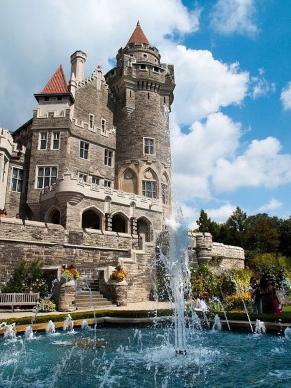 Casa Loma, Toronto, Canada。加拿大多伦多卡萨·卢玛城堡，是一座欧式古堡建筑，建于1911年，高度18米。由富有的金融家亨利拉特男爵修建的，古堡内有98间装饰华丽的房间，规模庞大的马厩，神秘的塔楼，长达270米的幽深隧道，典雅的温室花房和一个面积达五英亩依山而建的美丽花园。