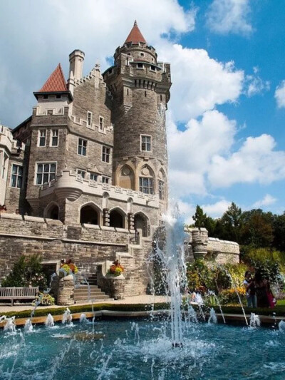 Casa Loma, Toronto, Canada。加拿大多伦多卡萨·卢玛城堡，是一座欧式古堡建筑，建于1911年，高度18米。由富有的金融家亨利拉特男爵修建的，古堡内有98间装饰华丽的房间，规模庞大的马厩，神秘的塔楼，长达270米的幽…